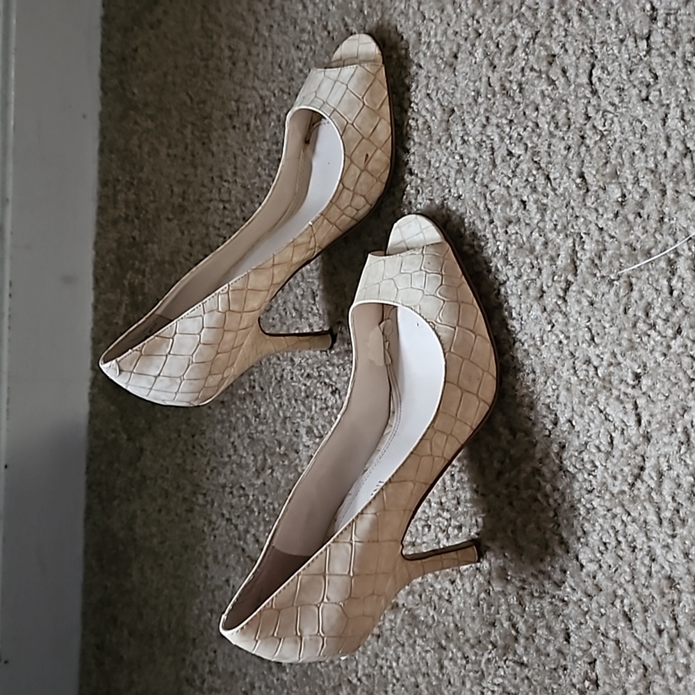 5 1/2 cream peep toe heels Enzo Angiolini